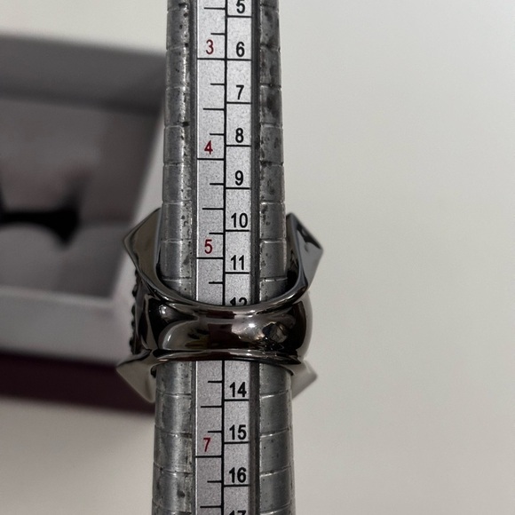 Judith Leiber | Crystal Christo Cocktail Ring I
Obsidian & Gunmetal size 6 - Picture 9 of 9